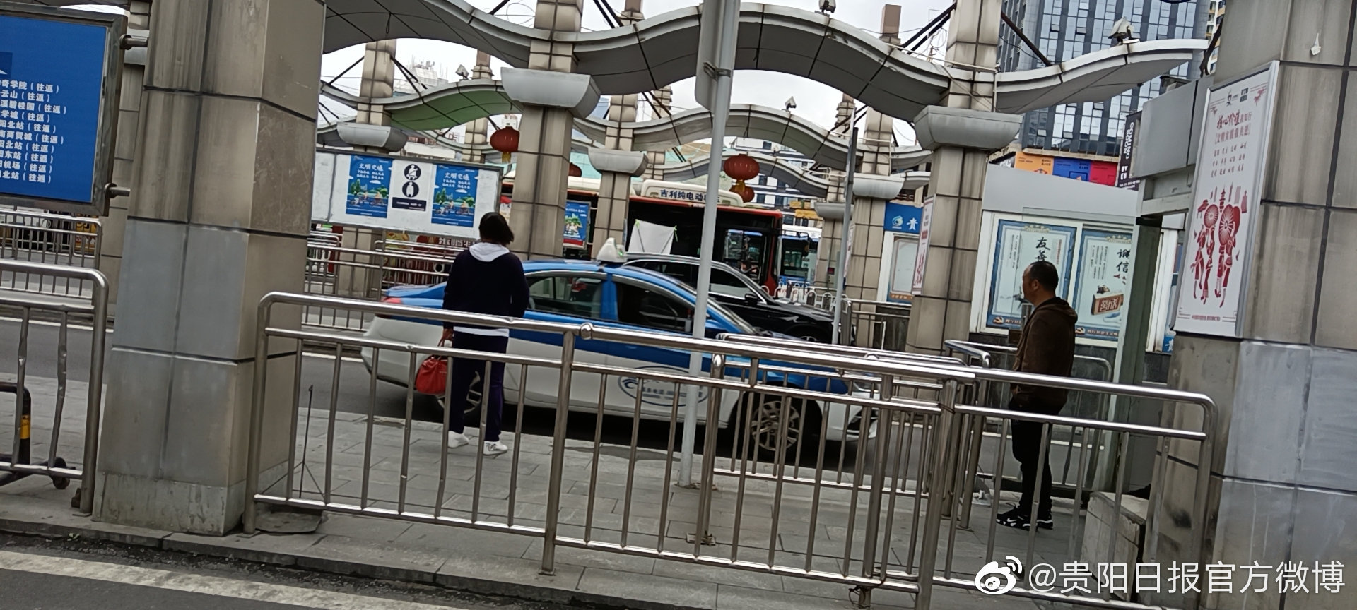 火车站公交车始发站秩序井然|火车站|贵阳市|公交车_新浪新闻