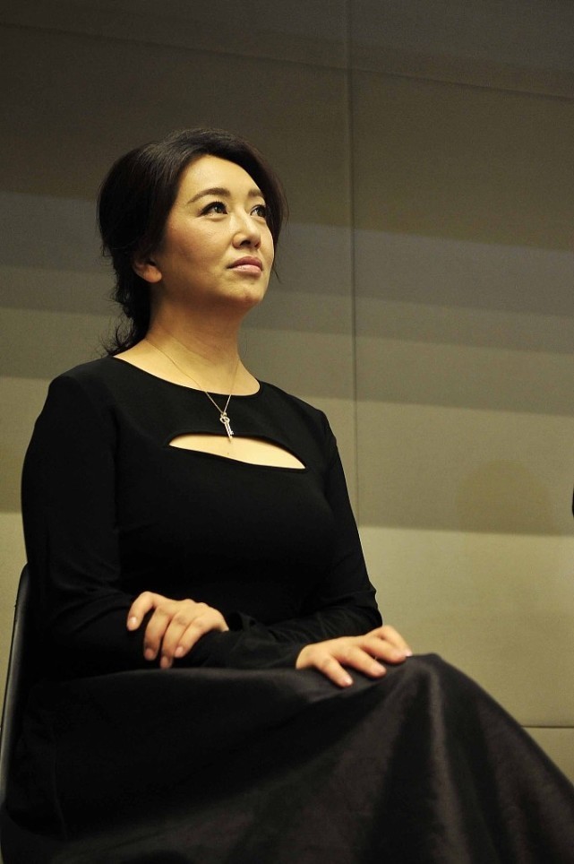 55岁的江珊身材维持得很好穿v领小黑裙身材曲线惹人羡