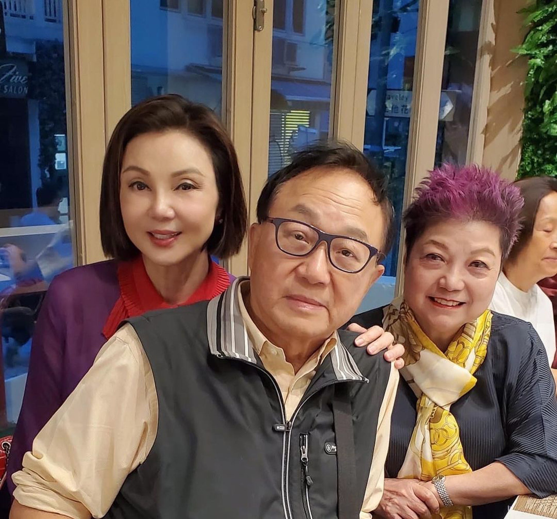 许冠文携太太出席饭局郑洁英一头紫发很飒两人秀恩爱羡煞旁人