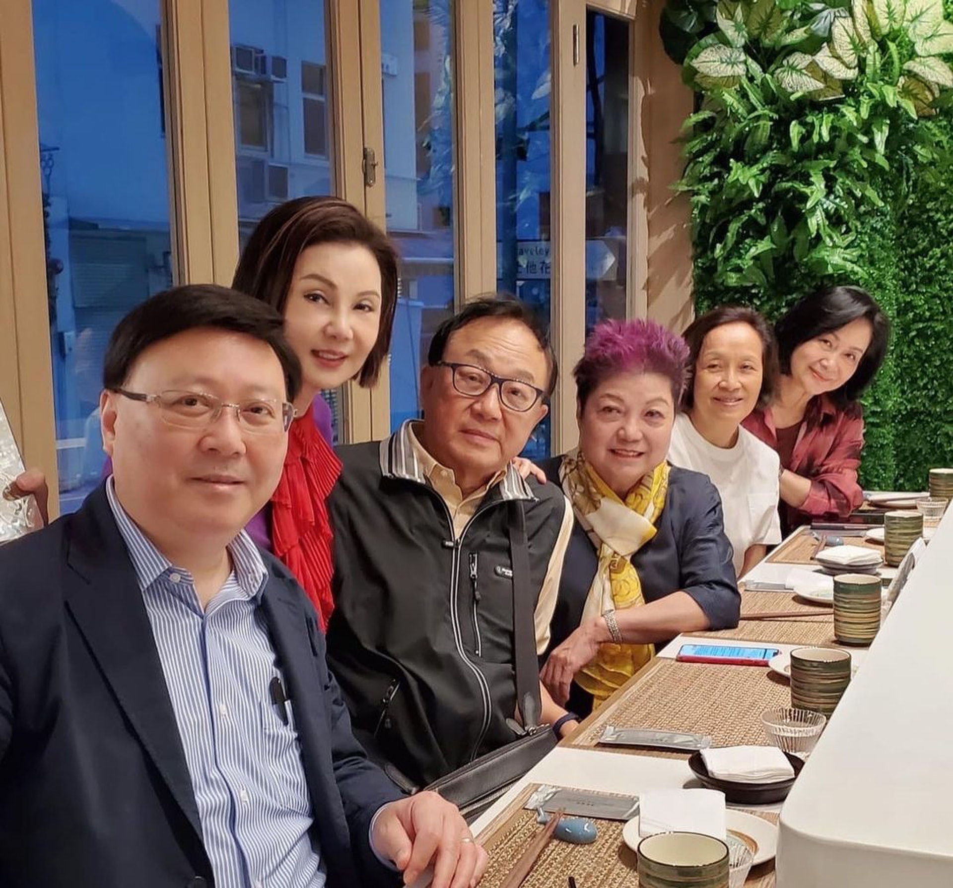 许冠文携太太出席饭局郑洁英一头紫发很飒两人秀恩爱羡煞旁人