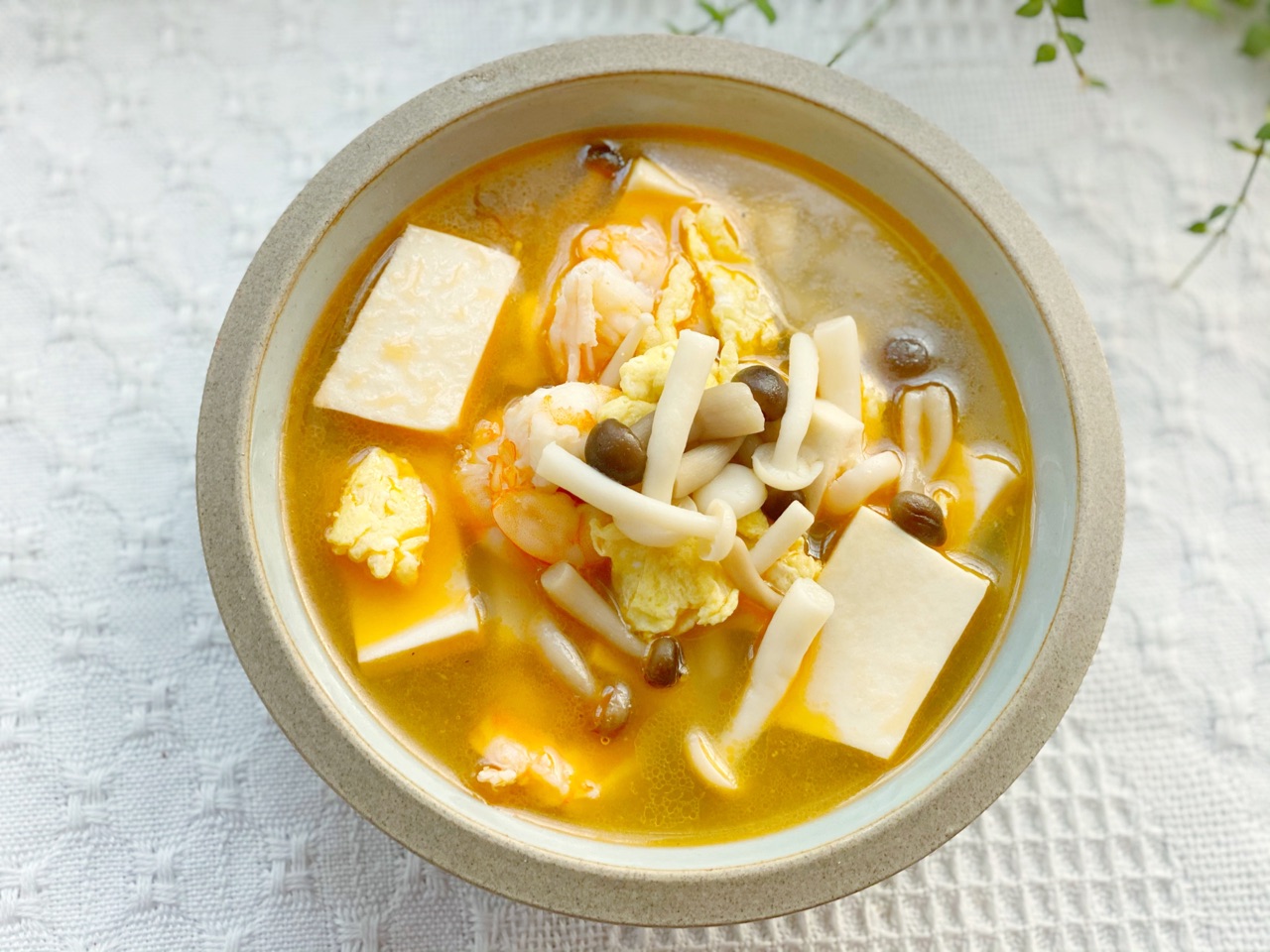 天冷多给家人做菌菇豆腐汤,鲜美滋补味道不腻,做法一点也不难|菌菇