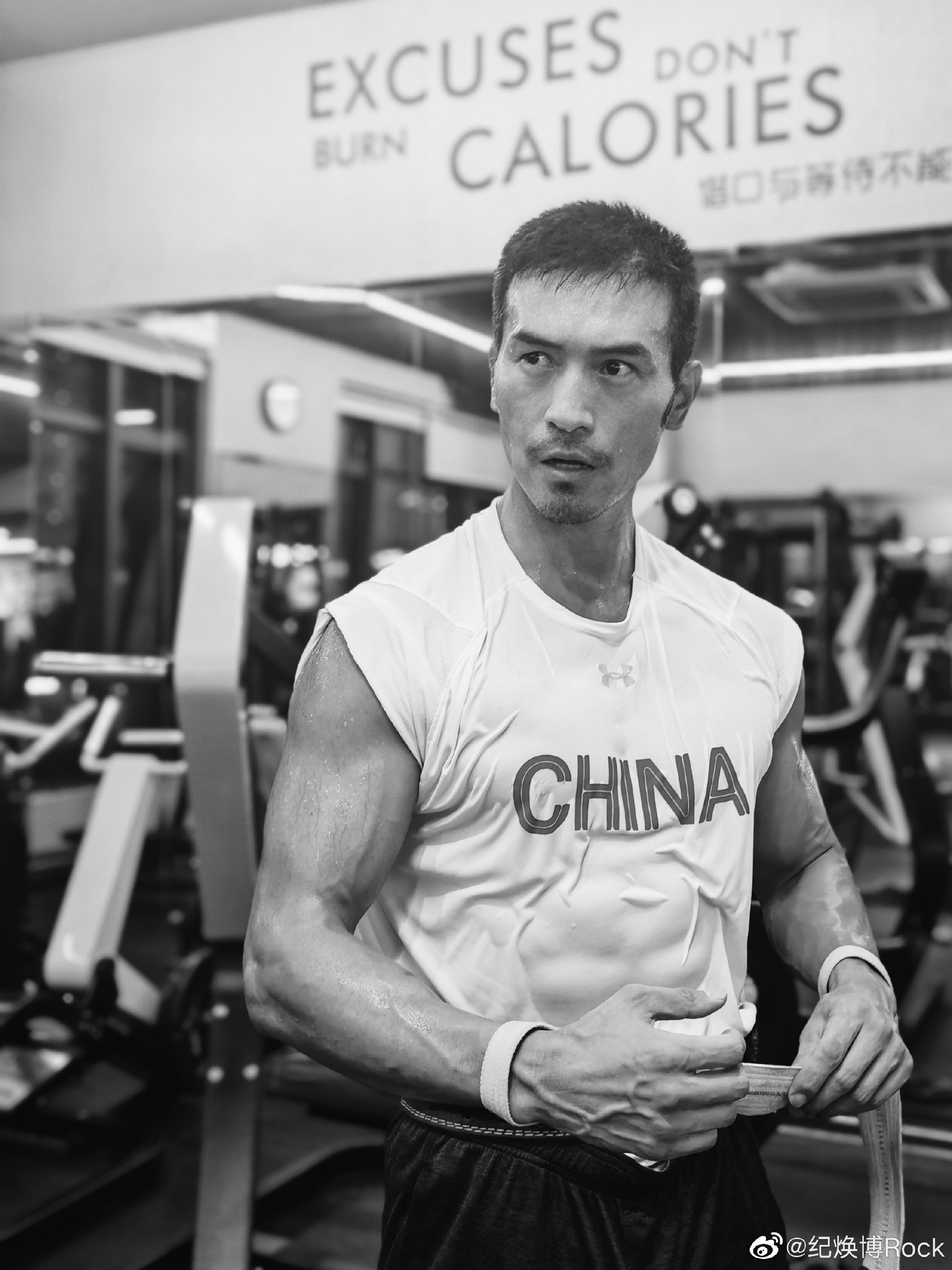 为了维持好身材,健身,体育就成为了纪焕博的日常,网球等体育活动是他