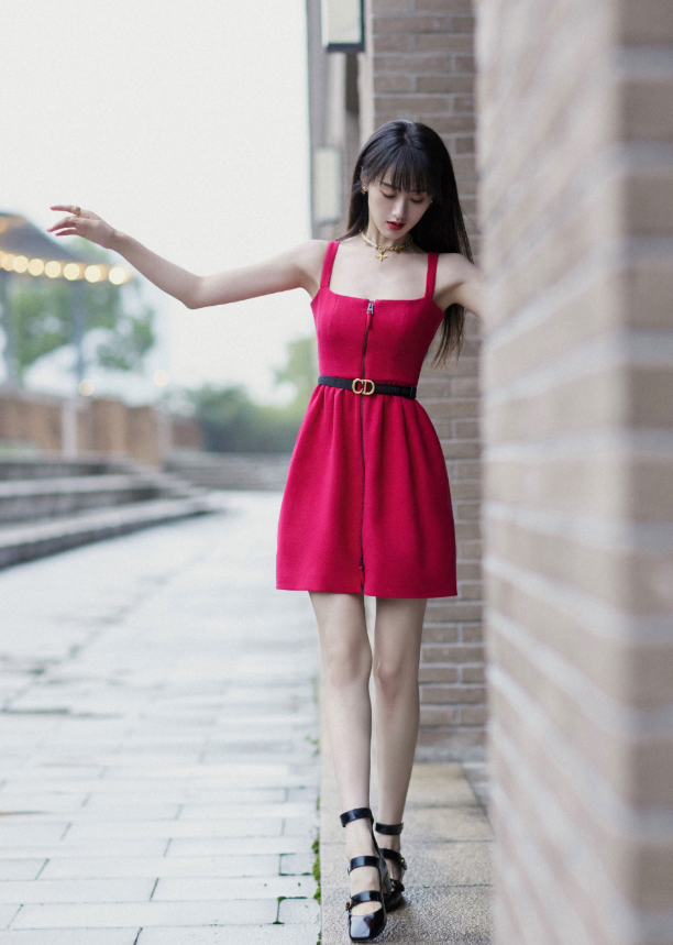 袁冰妍白瓷肌真占优势穿奶白色吊带裙清新灵动似邻家女孩