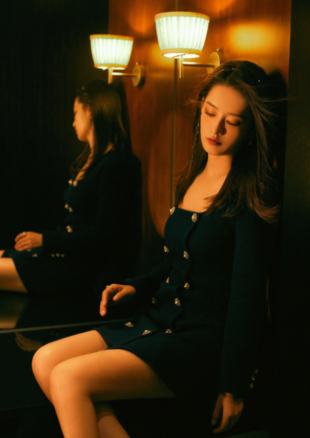 李沁复古胶片氛围感写真双排扣黑裙端庄干练双腿交叠气质优雅