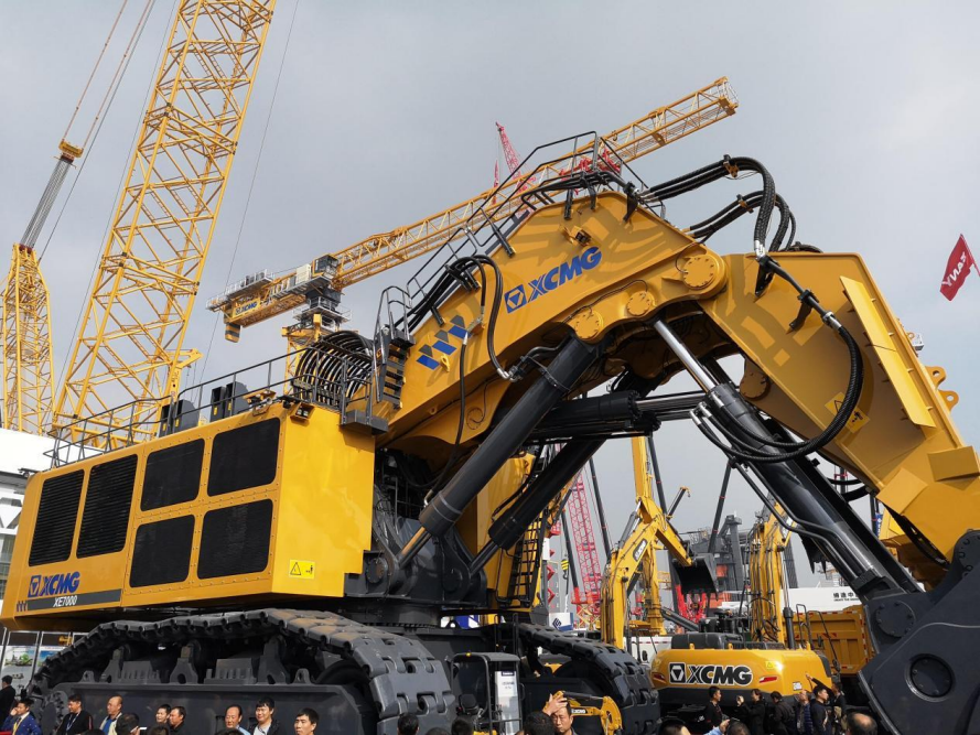 基建狂魔再添利器中国造全球最大挖掘机1天铲平1座大山