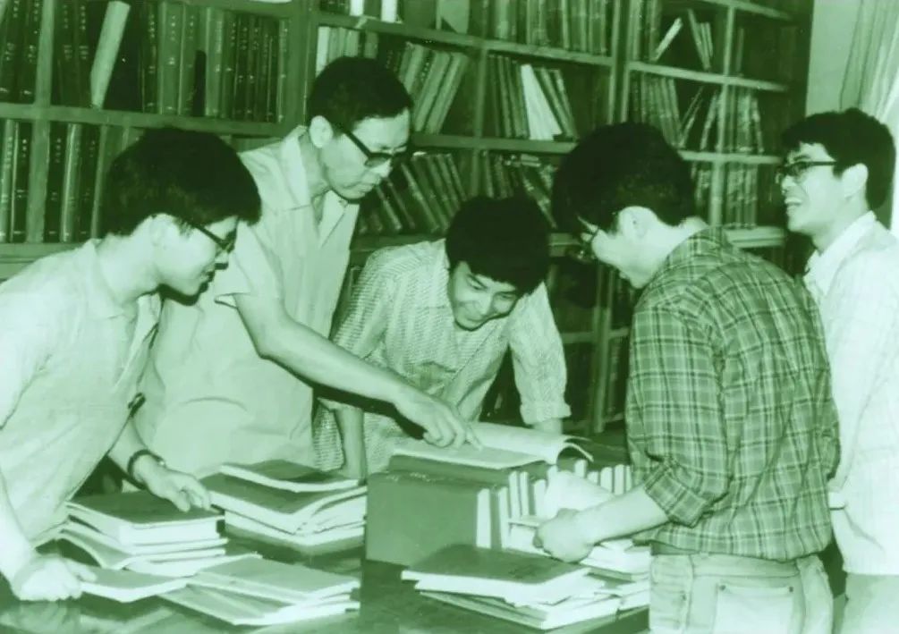潘承洞在给学生授课