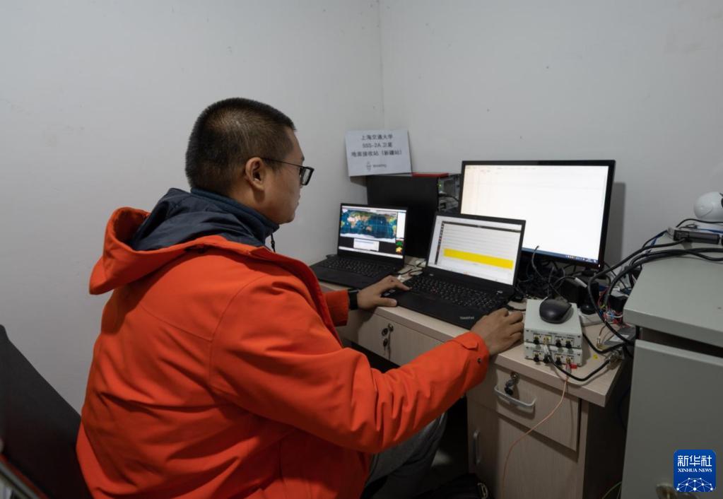 上海交大航空航天学院智能卫星技术中心团队成员成功获取卫星遥测信号。（上海交大供图）