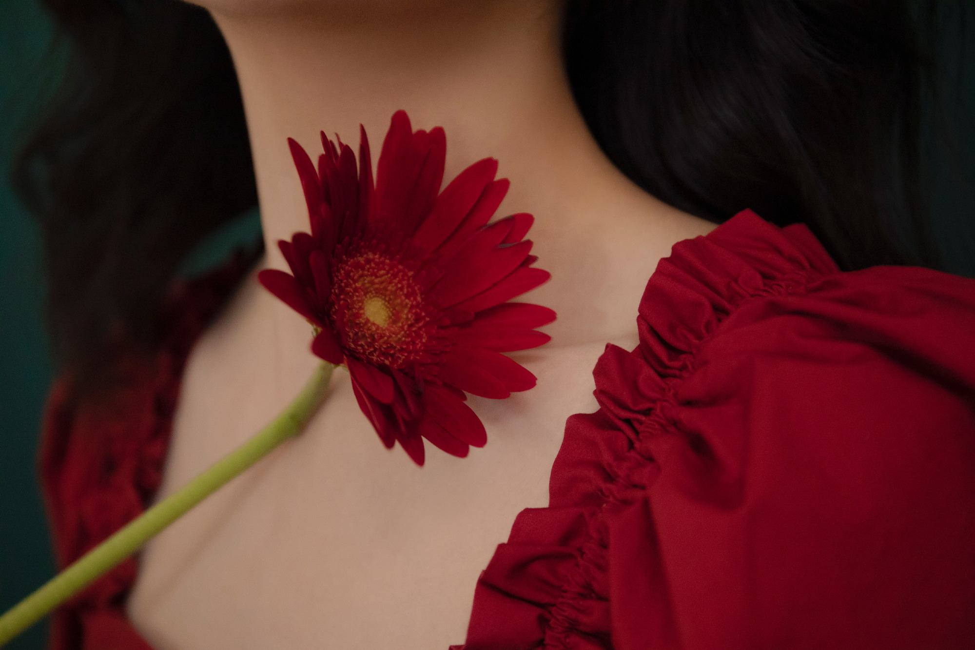 谭松韵身穿大红色泡泡袖短裙 复古优雅宛如可爱洋娃娃