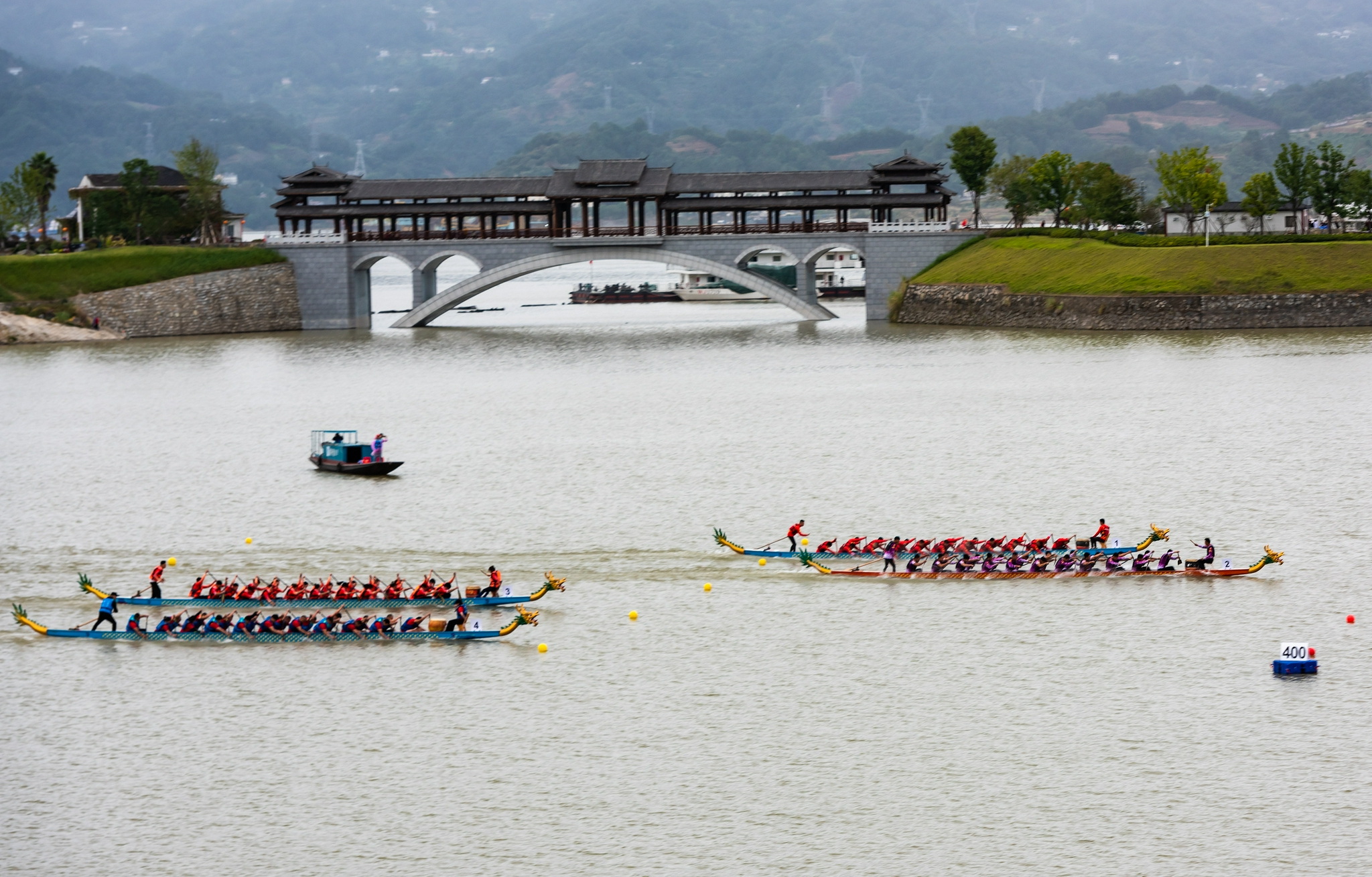 湖北秭归:屈原故里赛龙舟