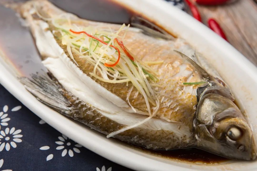 六旬老太吃了口鱼，差点血管破裂！这个危险行为劝你不要做！休闲区蓝鸢梦想 - Www.slyday.coM