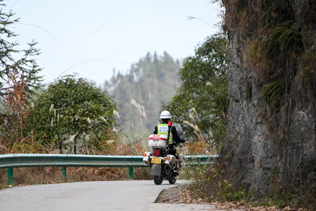 农村路长守护村民交通安全 陈晔华 摄