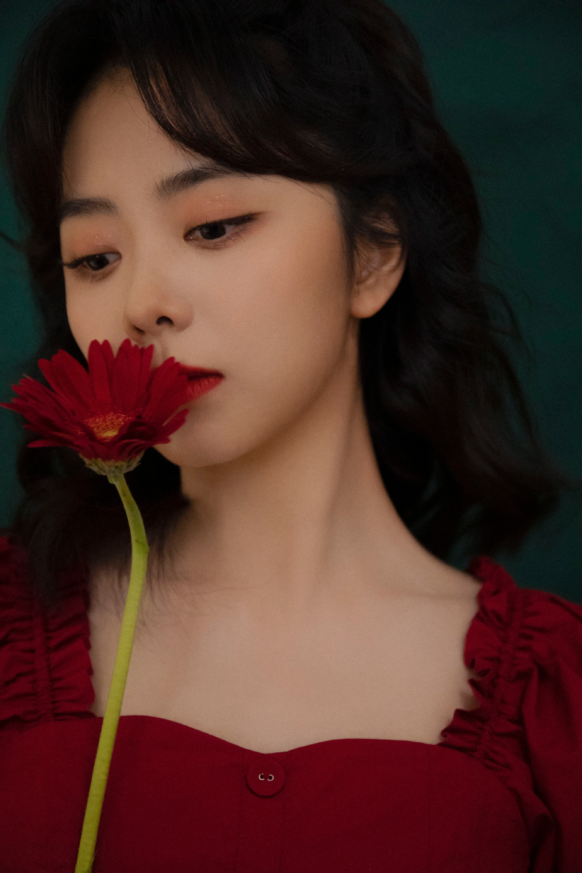 谭松韵身穿大红色泡泡袖短裙 复古优雅宛如可爱洋娃娃