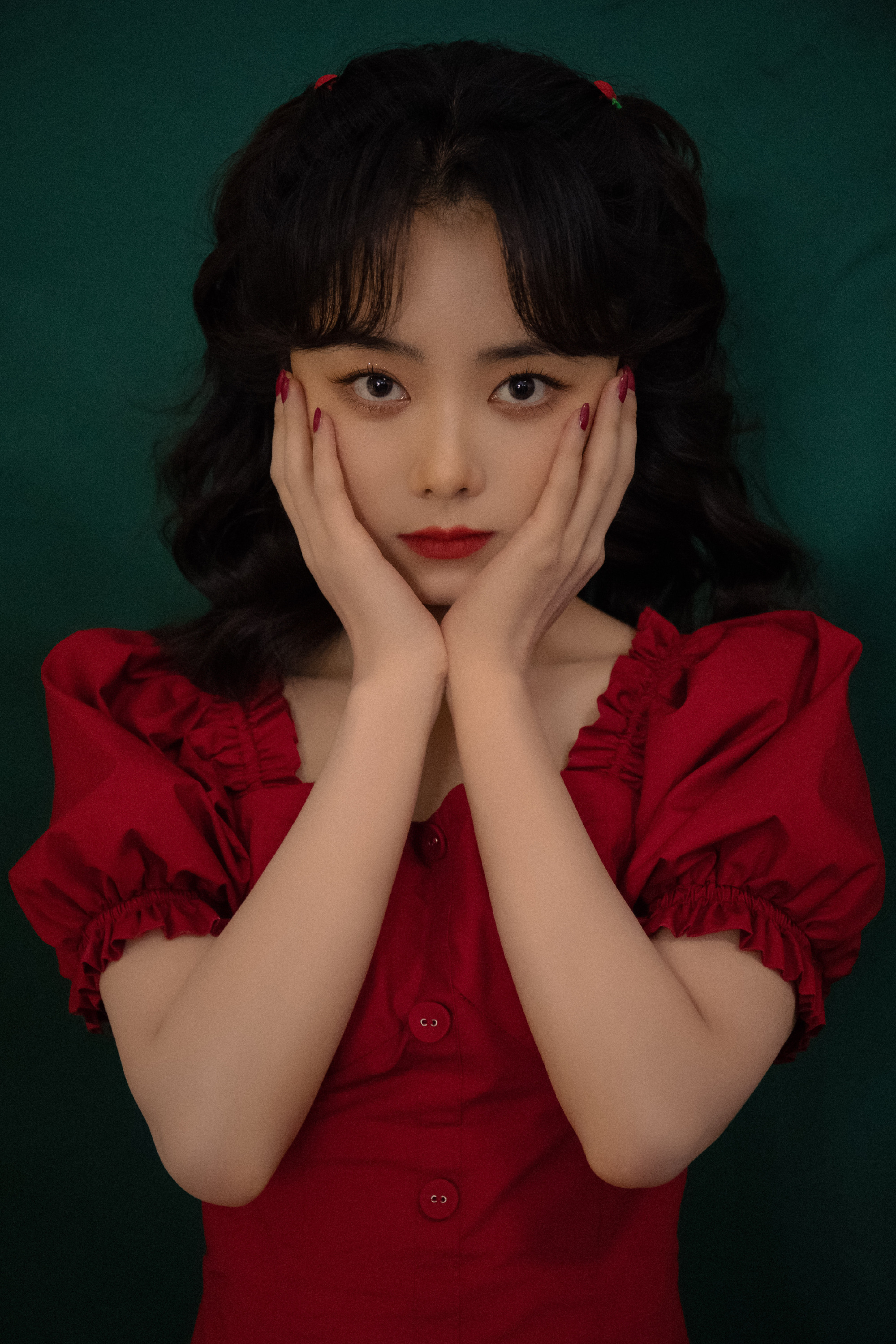 谭松韵身穿大红色泡泡袖短裙 复古优雅宛如可爱洋娃娃