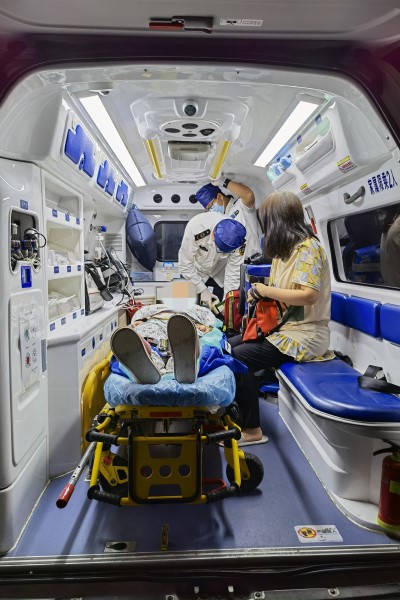 父母以为女儿安心睡觉，孰料外地多名网友已发现其服药轻生休闲区蓝鸢梦想 - Www.slyday.coM