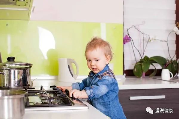 6岁孩子坐沙发，一个动作却导致重型颅脑损伤！警惕家里这4个隐患休闲区蓝鸢梦想 - Www.slyday.coM