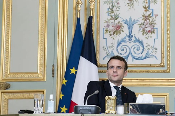 2月25日，法国总统马克龙参加欧盟领导人视频峰会。新华社发（欧盟供图）
