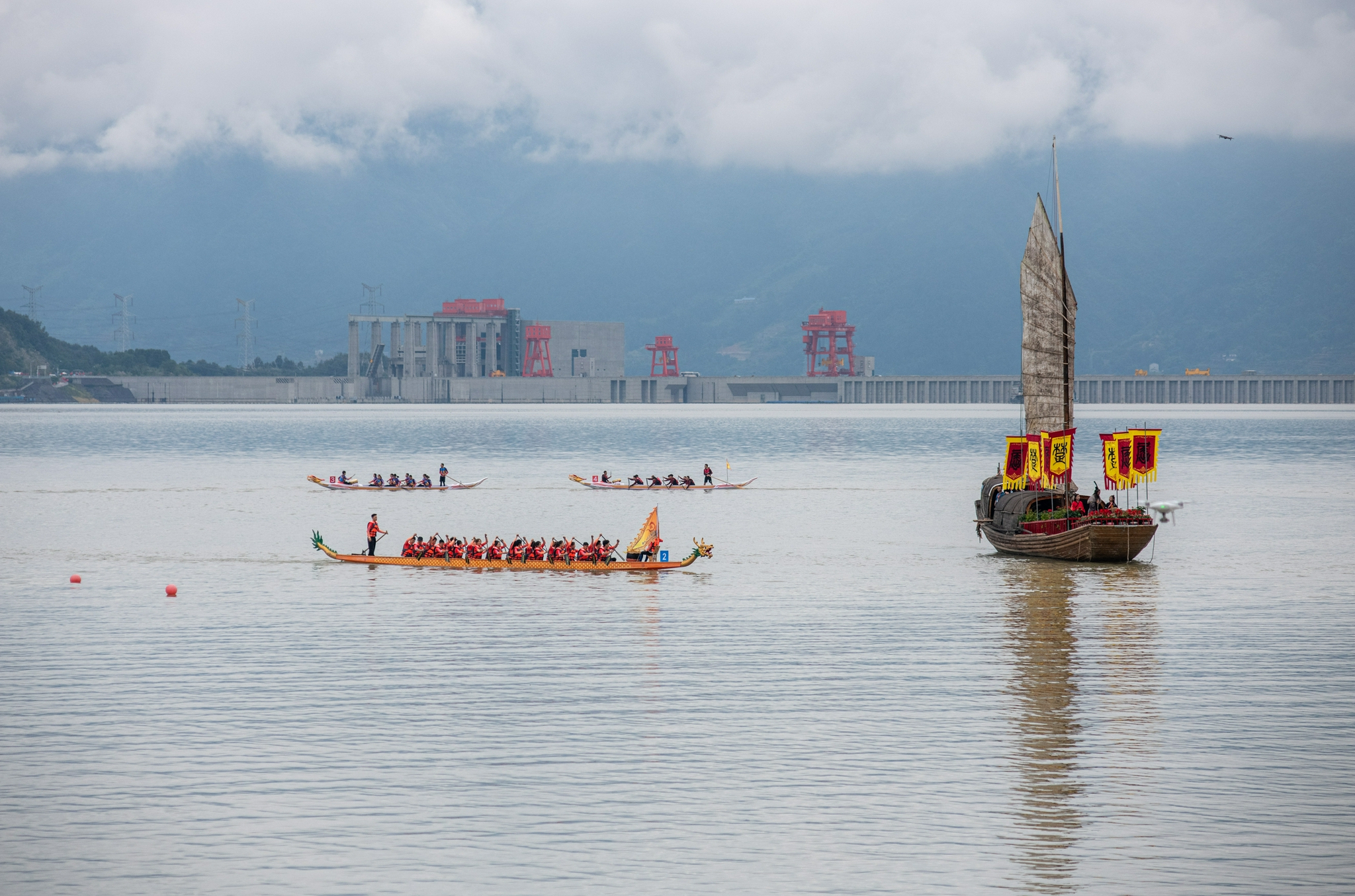 湖北秭归:屈原故里赛龙舟