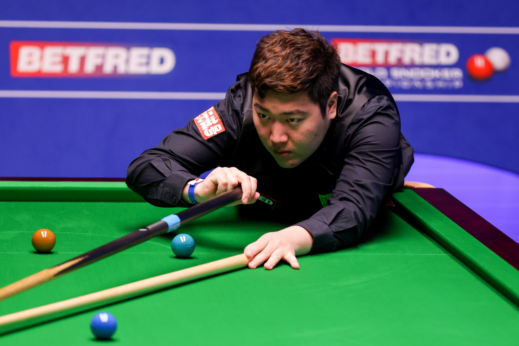 体坛联播国足凌晨抵达苏州开始隔离颜丙涛击败奥沙利文