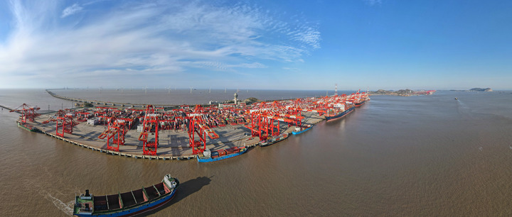 这是2021年4月6日拍摄的上海洋山港四期自动化码头(无人机照片).