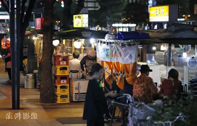 10月1日，紧急事态解除，市区重新热闹起来（图源：澎湃影像）