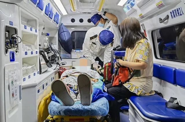 女孩服药轻生，父母还以为其在熟睡！多名网友异地报警，一场紧急救援在黑夜中展开休闲区蓝鸢梦想 - Www.slyday.coM