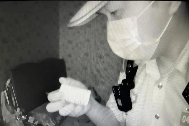 女孩服药轻生，父母还以为其在熟睡！多名网友异地报警，一场紧急救援在黑夜中展开休闲区蓝鸢梦想 - Www.slyday.coM