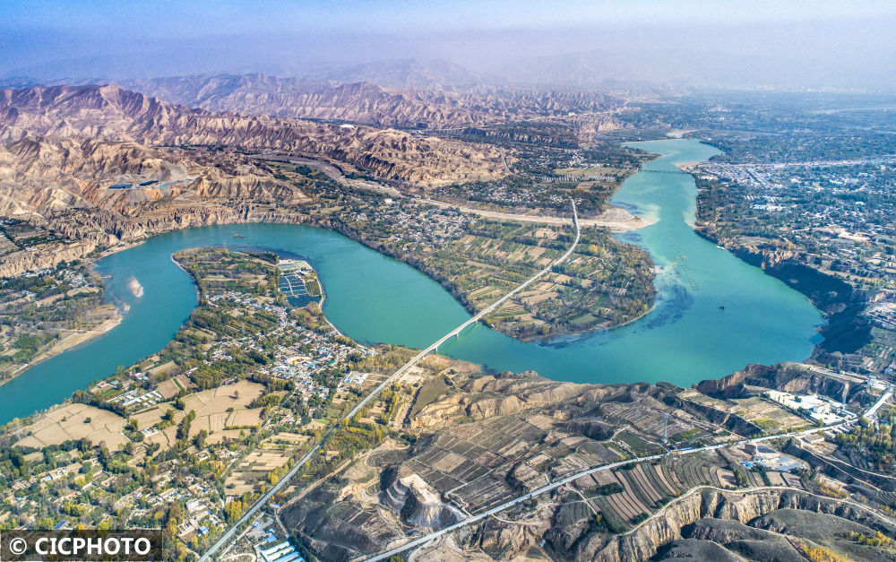 青海海东蜿蜒黄河秋色浓