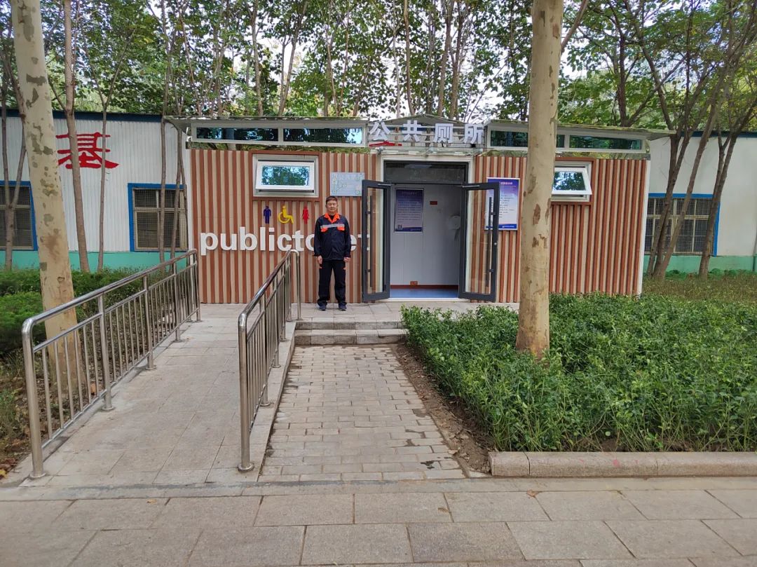 东风西街与苗圃四路交叉口西侧,公厕前配有无障碍通道.