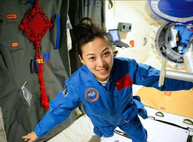 热搜3亿！最美中国空间站首位女航天员，竟然在太空给8万学校6000万学生上课！休闲区蓝鸢梦想 - Www.slyday.coM