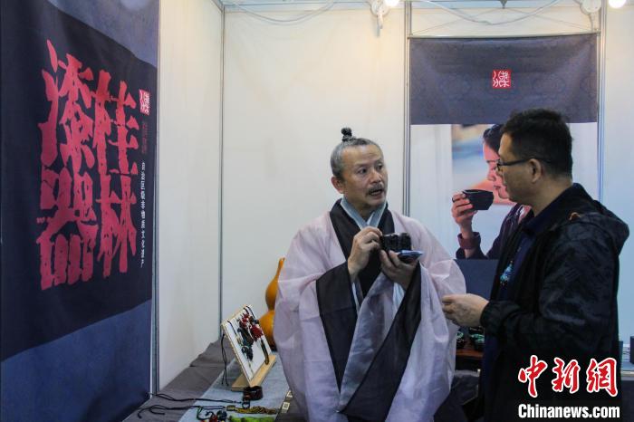 10月15日，参展商向游客介绍桂林漆器工艺。杨宗盛摄