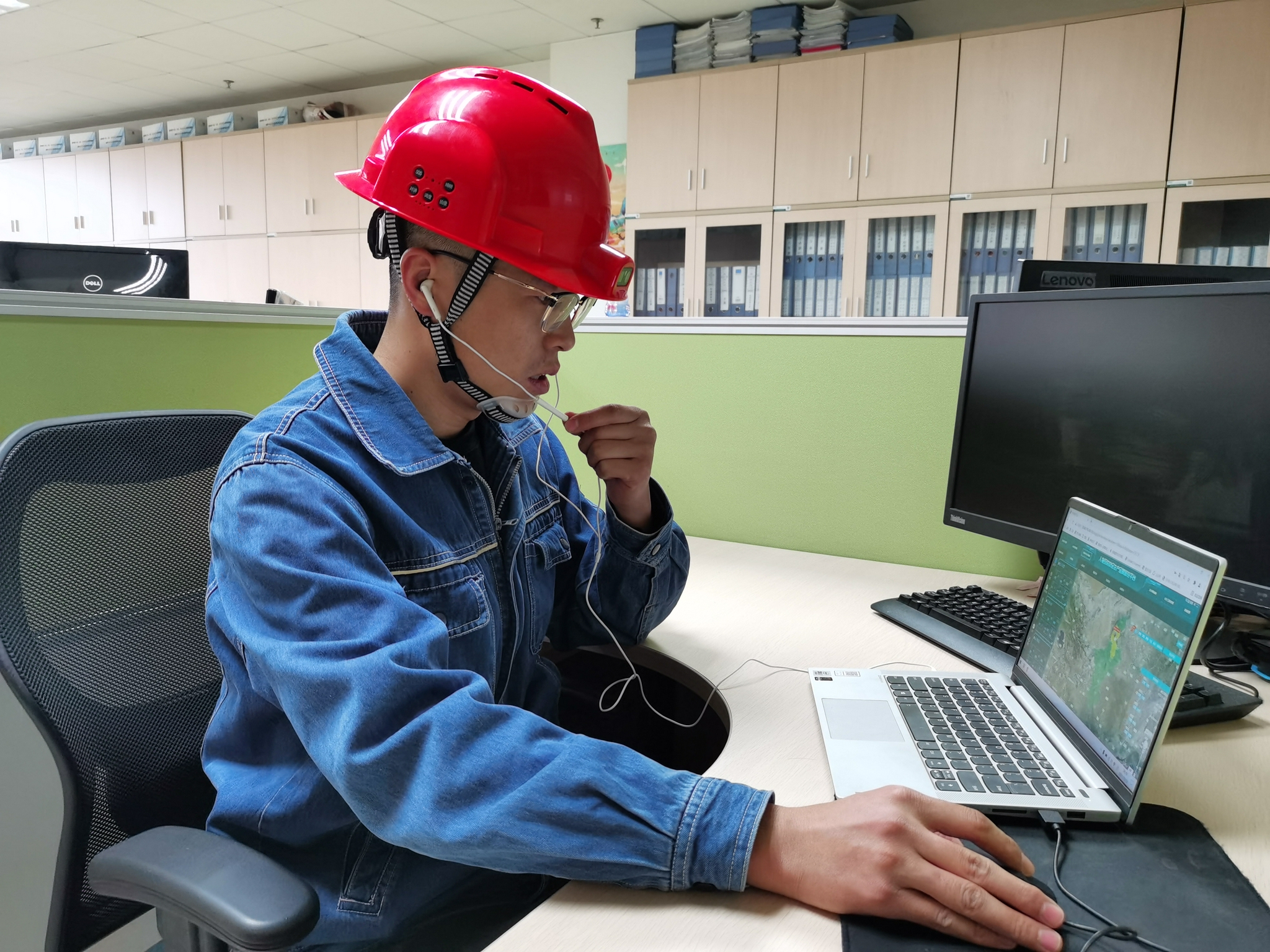 作业人员佩戴具备精准定位的智能安全帽,配合空间电子围栏,视频抓拍