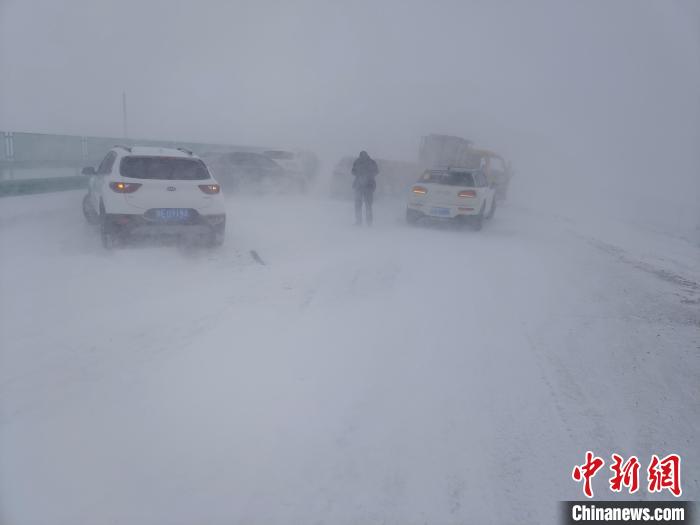 图为车辆在暴风雪中发生碰撞。　韩宇 摄