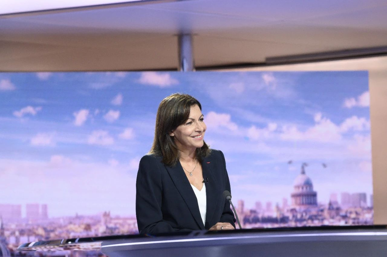 当地时间2021年9月12日，巴黎市长安妮·伊达尔戈参加电视台节目。图源：IC photo