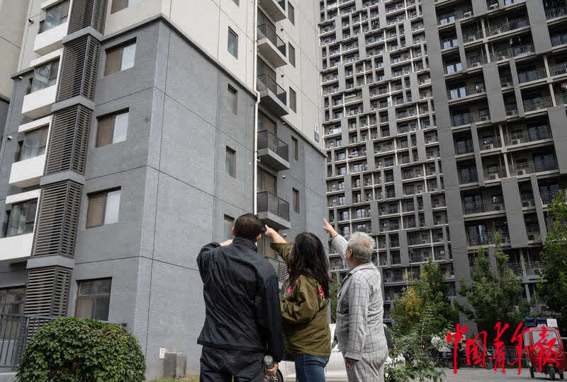 10月15日,北京市朝阳区燕保北焦家园小区,王晶晶(中)和丈夫选到了一套