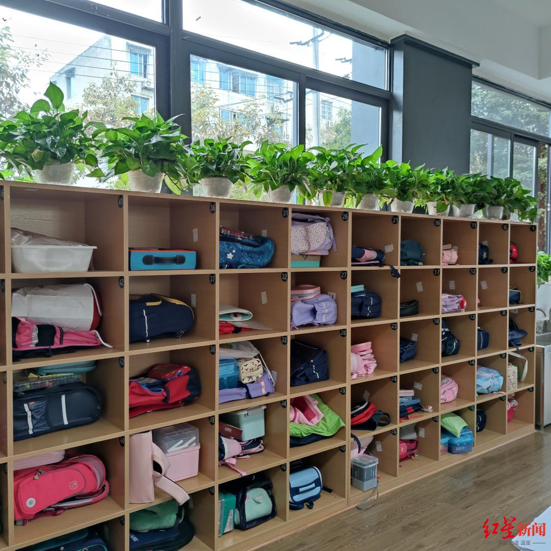 教室储物柜里放着孩子们的书包