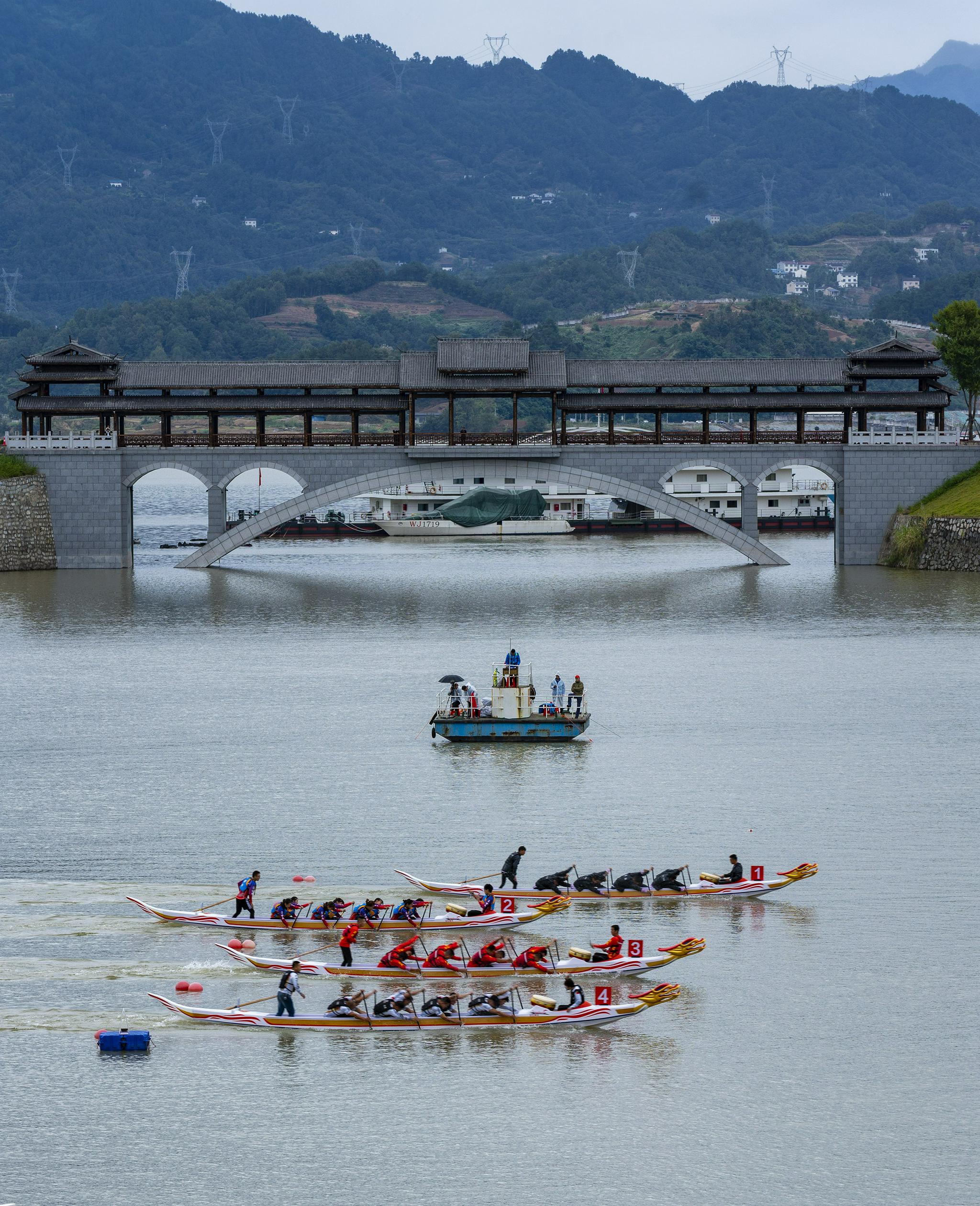 湖北秭归:屈原故里赛龙舟