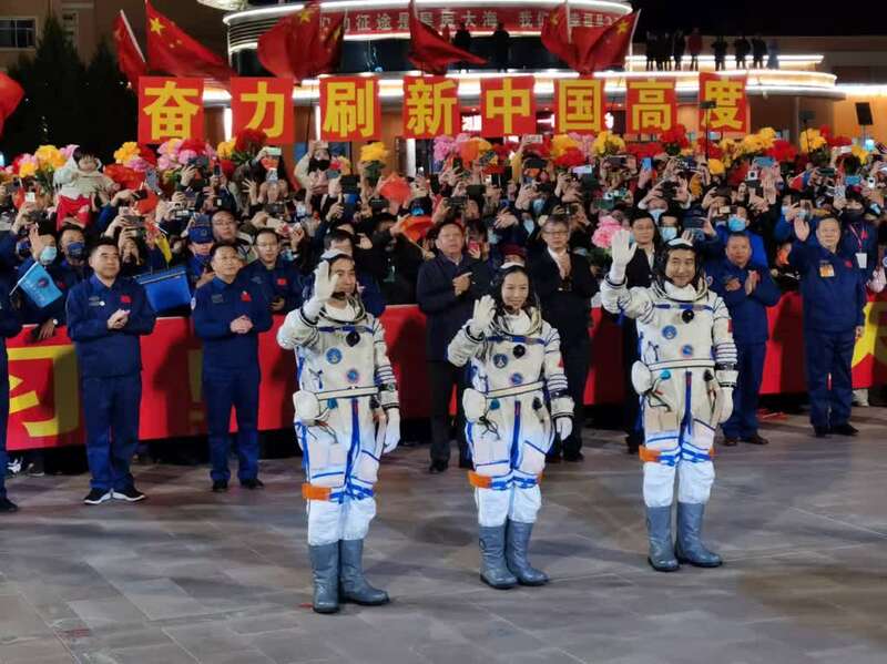 出征！神舟十三号航天员准备完毕，下一站中国空间站休闲区蓝鸢梦想 - Www.slyday.coM