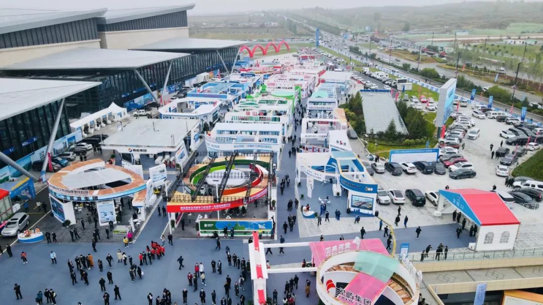 榆林会展中心(何晓摄)成果丰硕,成效明显本届煤博会签约项目56个,其中