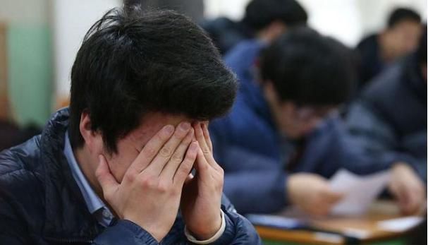 学生在课堂睡觉老师却只管讲课,被家长指责失职,却有苦难言