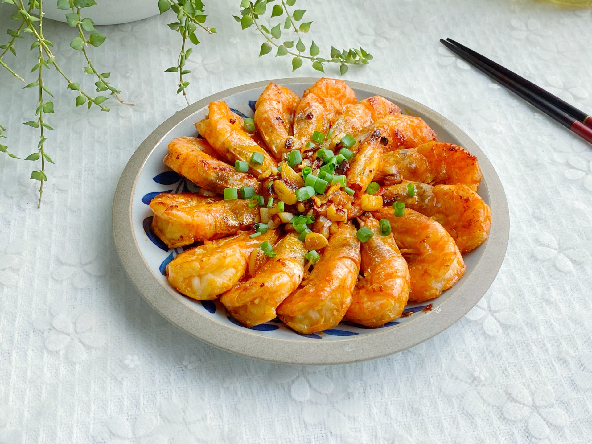 家常油焖大虾,虾肉入味鲜美,咬一口q弹,好吃到舔手指__财经头条