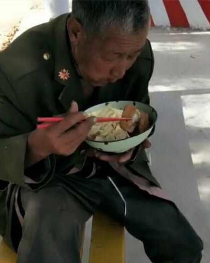 女子给乞丐做了碗面条,接下来乞丐掏出了钱,她立马