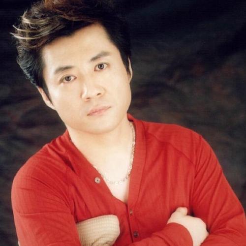 45岁李琛到农村做慈善到贫困农民家中做客拄拐杖笑容满面