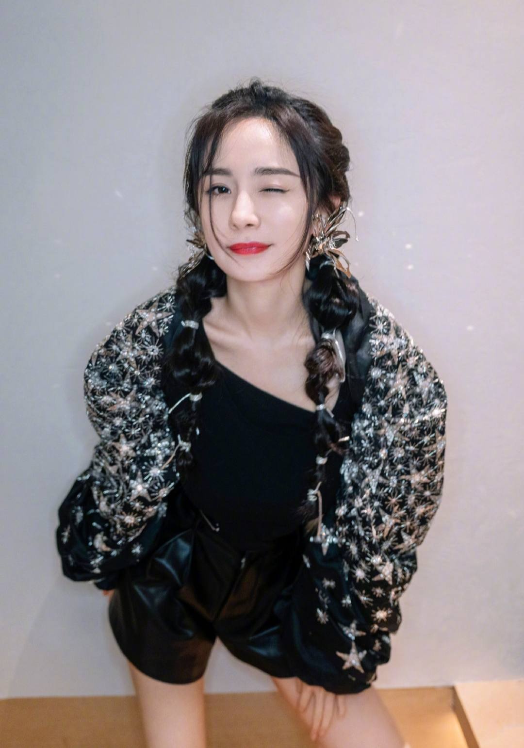 被杨幂气质折服，穿小背心配“袖套”都好美，扎灯笼辫像18岁少女休闲区蓝鸢梦想 - Www.slyday.coM