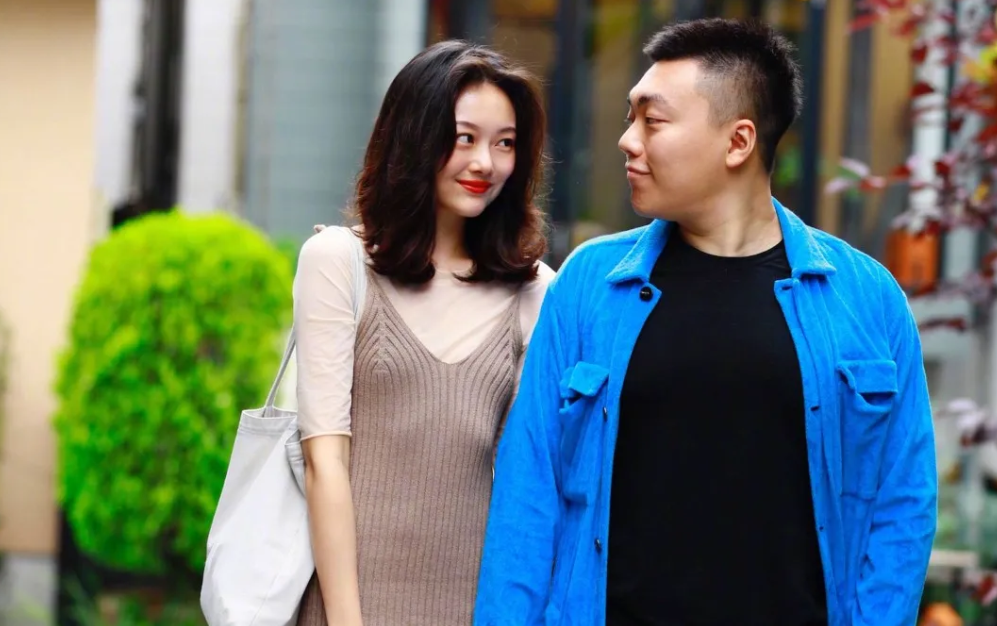 被劳斯莱斯下架,王思聪嫌弃的“网红”夫妻,到底是什么来头?