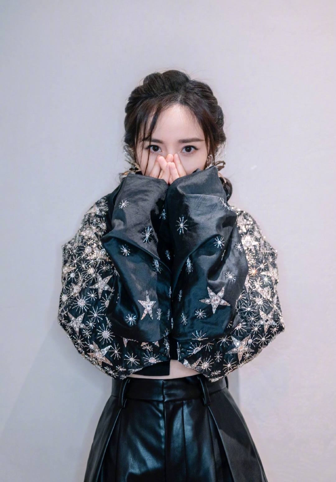 被杨幂气质折服，穿小背心配“袖套”都好美，扎灯笼辫像18岁少女休闲区蓝鸢梦想 - Www.slyday.coM