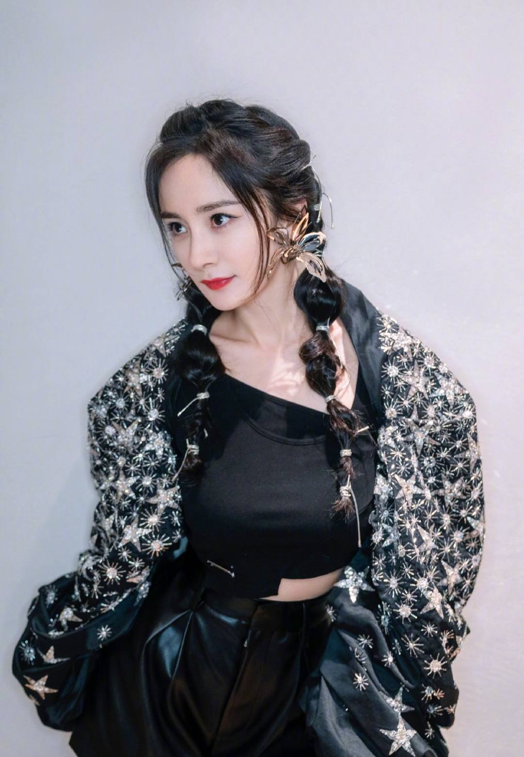 被杨幂气质折服，穿小背心配“袖套”都好美，扎灯笼辫像18岁少女休闲区蓝鸢梦想 - Www.slyday.coM