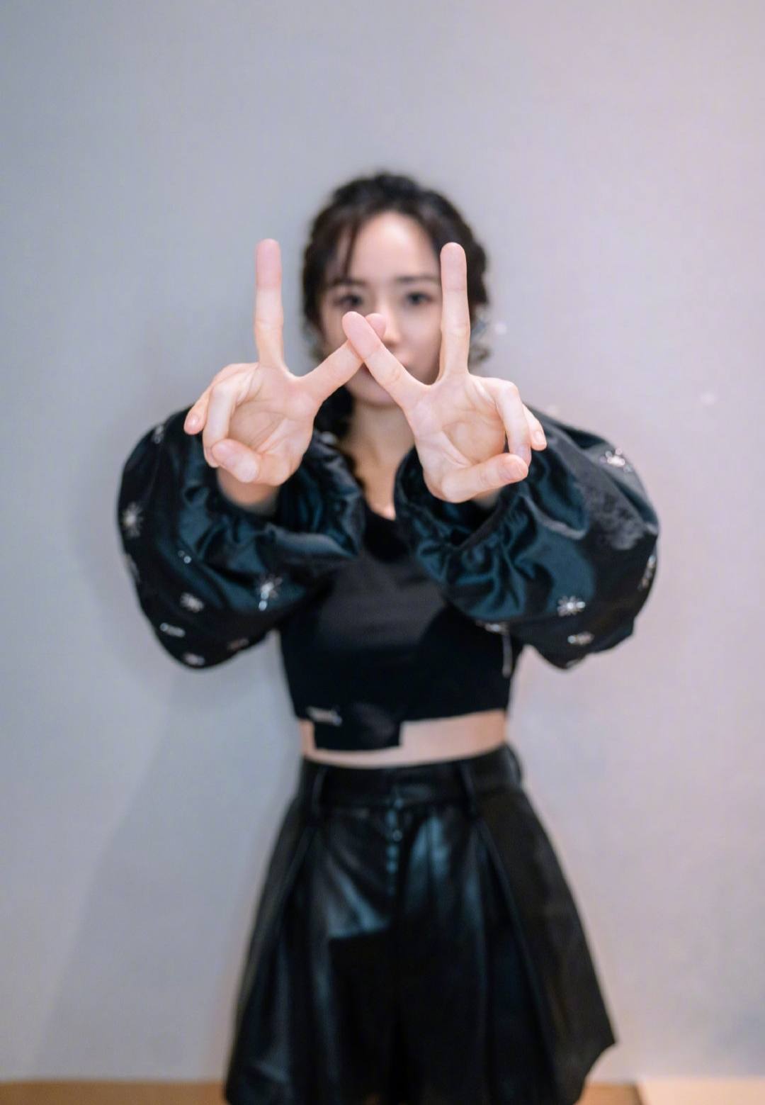 被杨幂气质折服，穿小背心配“袖套”都好美，扎灯笼辫像18岁少女休闲区蓝鸢梦想 - Www.slyday.coM