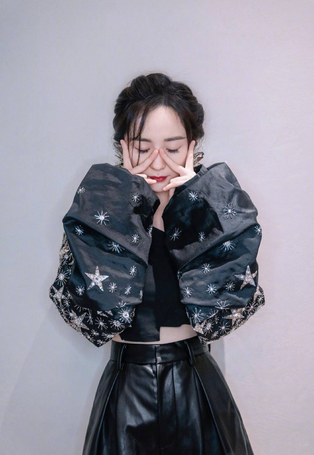 被杨幂气质折服，穿小背心配“袖套”都好美，扎灯笼辫像18岁少女休闲区蓝鸢梦想 - Www.slyday.coM