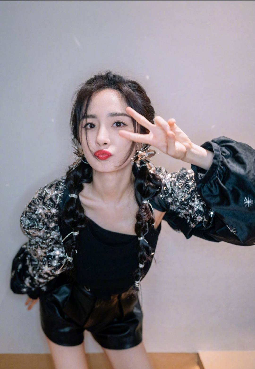 被杨幂气质折服，穿小背心配“袖套”都好美，扎灯笼辫像18岁少女休闲区蓝鸢梦想 - Www.slyday.coM