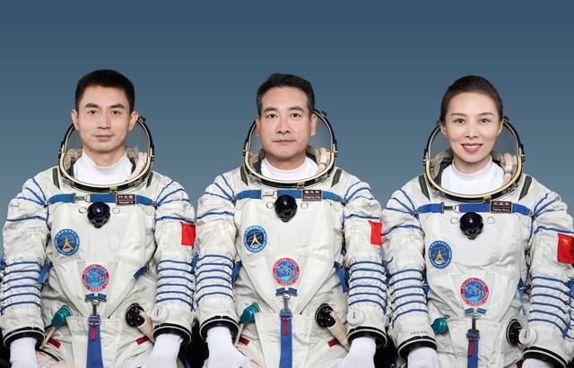 美!神舟十三号和月亮浪漫同框,一箭发射,光耀四方,期待凯旋休闲区蓝鸢梦想 - Www.slyday.coM 美!神舟十三号和月亮浪漫同框,一箭发射,光耀四方,期待凯旋休闲区蓝鸢梦想 - Www.slyday.coM